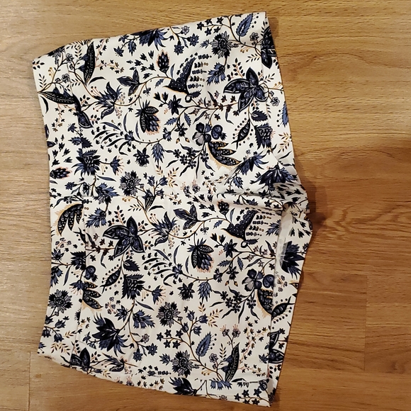 NWT Loft Size 14 Flowered Shorts. - Picture 1 of 3